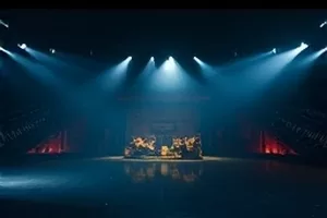 悬疑剧《零点电台》封面，深夜播音间与亮起的调音台