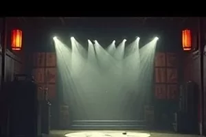 年代剧《琥珀纪事》封面，老式收音机与斑驳木桌
