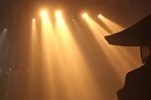 古装剧《燕归梁》封面，春日屋檐下的燕巢与雕花横梁