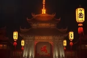 犯罪剧《第七码头》封面，集装箱堆场与雾气中的吊机