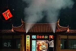 都市剧《春山可望》封面，清晨山道与骑行背影